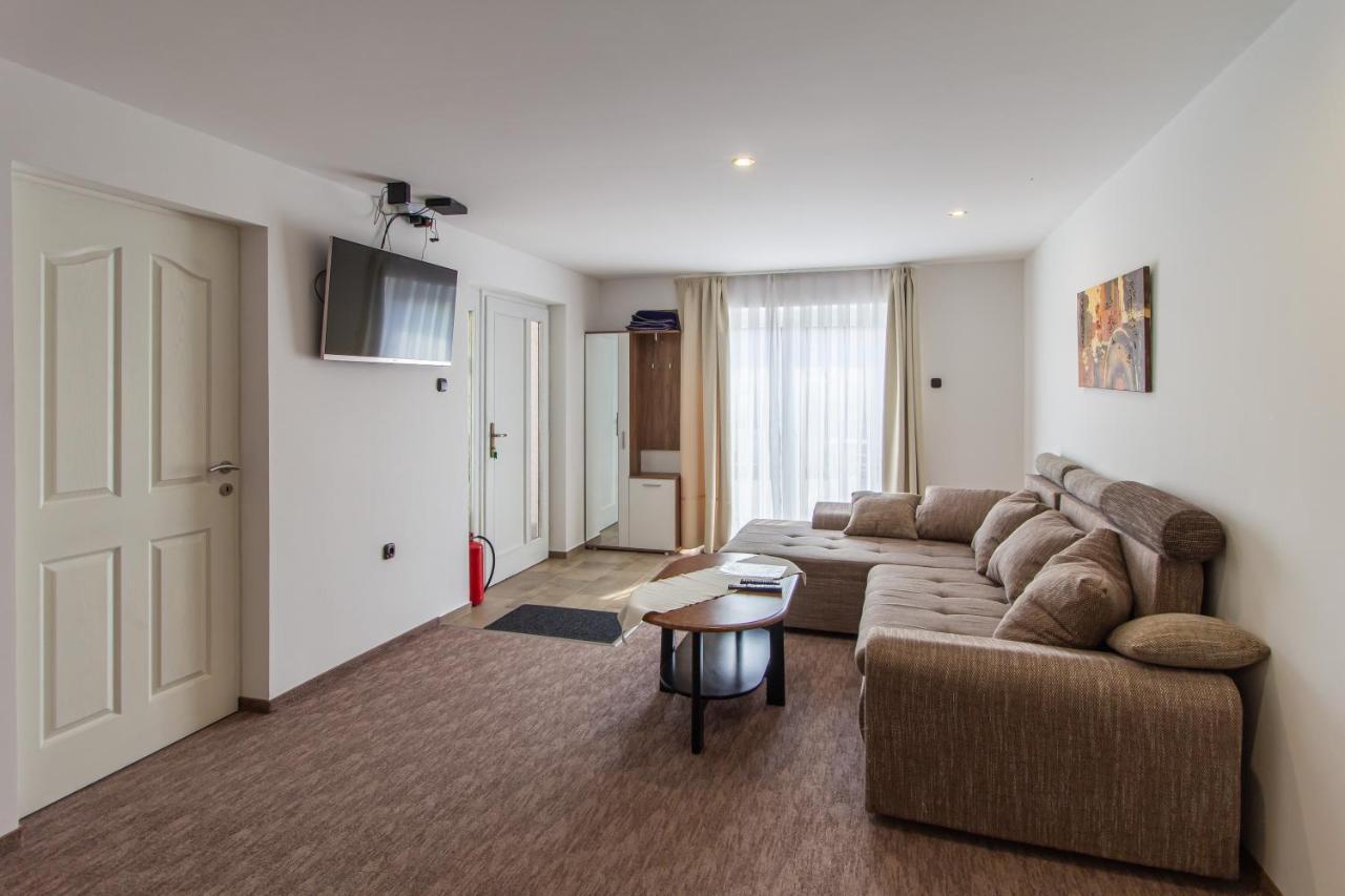 Deli Terasz A Apartman Free Parking, Self-Check-In Anytime Győr Esterno foto